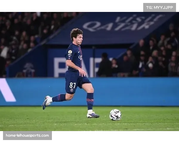 巴黎圣日耳曼中场三人组轮转换位：维蒂尼亚拖后组织与内维斯前插